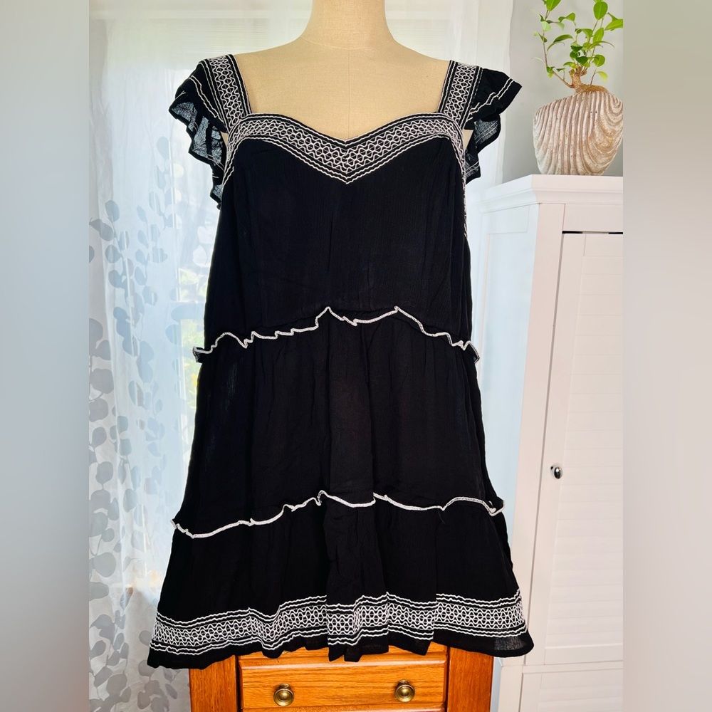 SOLD!!! - GORGEOUS long Flowy top; black and white tank Size 2X